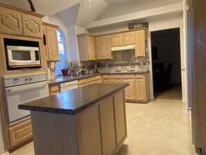 Fridge, microwave, oven, stovetop - Comfortable, FULLY furnished 3 Bedroom Home on Burleson Cul-De-Sac (Burleson)