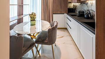 Een microgolfoven, een oven, een kookplaat, een vaatwasser