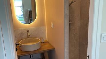 Een douche, een haardroger, handdoeken, zeep