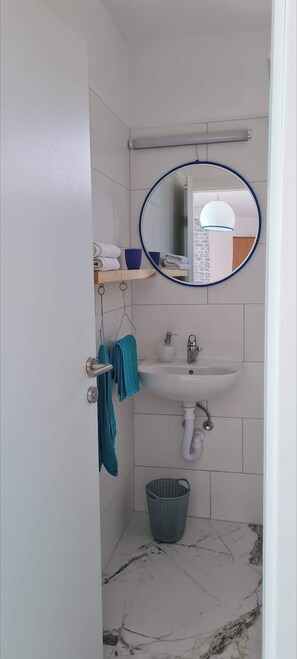Sèche-cheveux, serviettes fournies, papier toilette