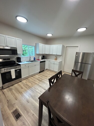 Short Walk to the Falls Newly Renovated 4 Bedroom