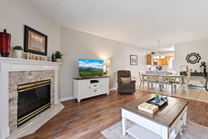 Una Smart TV, una chimenea