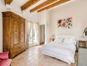 4 bedrooms, desk, iron/ironing board, WiFi