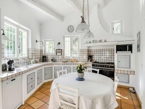 Microondas, horno, parrilla de estufa y lavavajillas