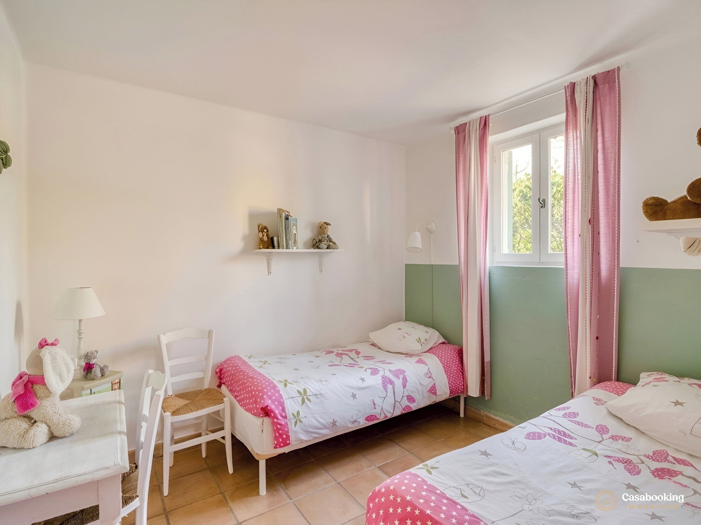 4 bedrooms, desk, iron/ironing board, WiFi