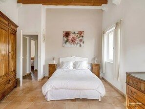 4 bedrooms, desk, iron/ironing board, WiFi