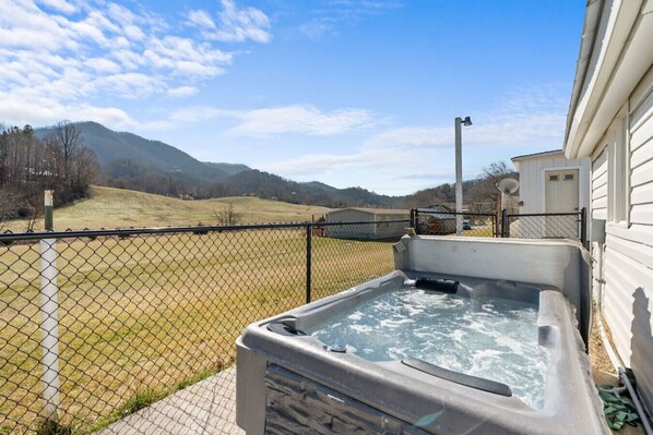 Outdoor spa tub