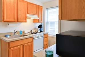 Réfrigérateur, micro-ondes, plaque de cuisson, cafetière/bouilloire