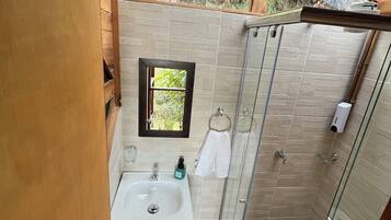 Comfort-Ferienhütte, Balkon, Bergblick | Badezimmer