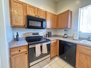 Fridge, microwave, oven, stovetop - Tucson International Airport area with 3 bedroom 2 bathroom home. Sleeps 6 (Tucson)