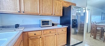 Tucson International Airport area with 3 bedroom 2 bathroom home. Sleeps 6