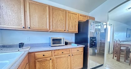 Tucson International Airport area with 3 bedroom 2 bathroom home. Sleeps 6