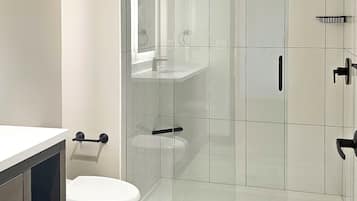 Secador de pelo, toallas