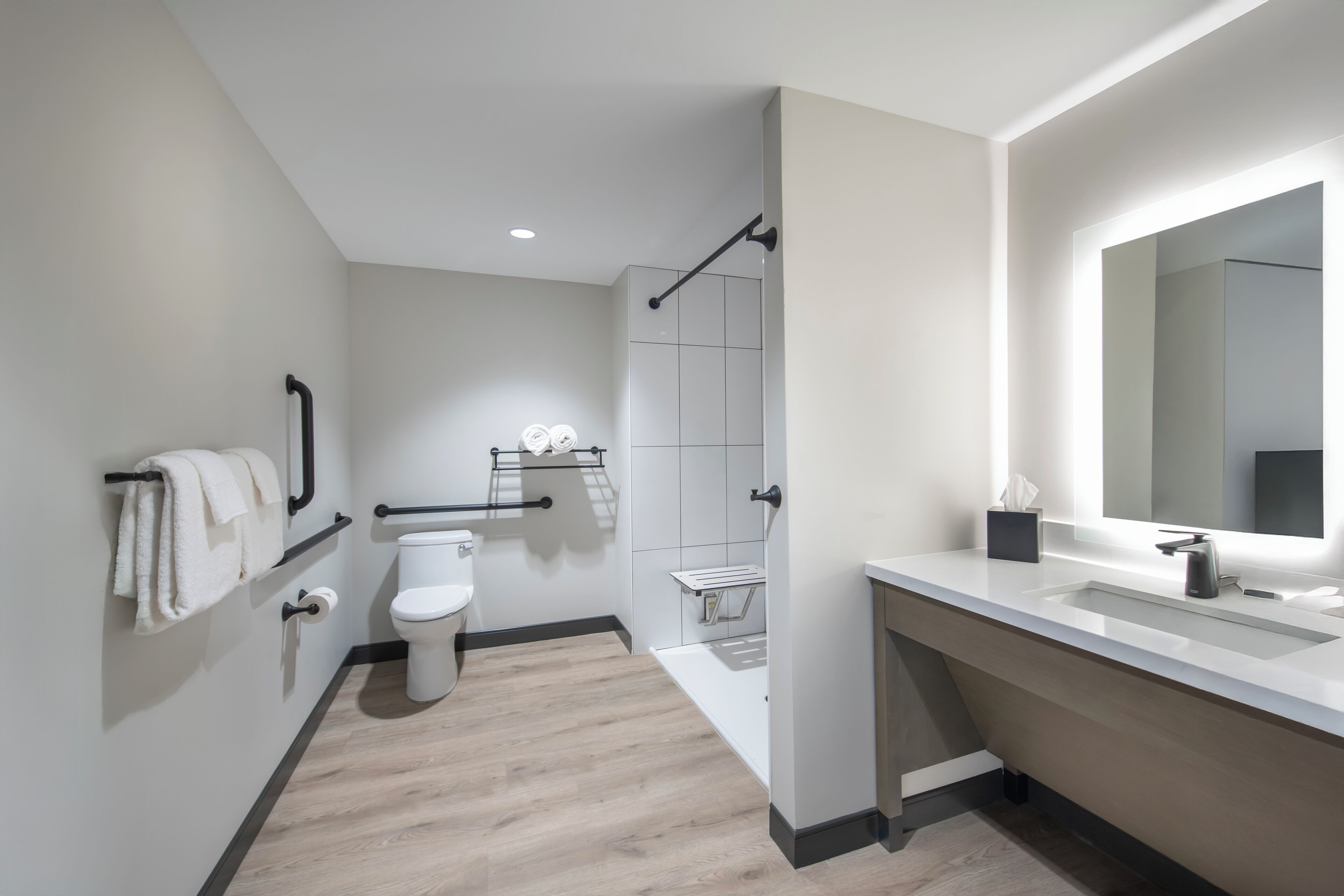 Un bagno moderno con il water, un lavandino e una doccia.