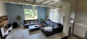 TV, fireplace - Peaceful haven located between Royan and Bordeaux, offering a variety of activities (Courpignac)