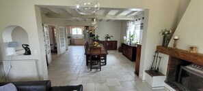 TV, fireplace - Peaceful haven located between Royan and Bordeaux, offering a variety of activities (Courpignac)