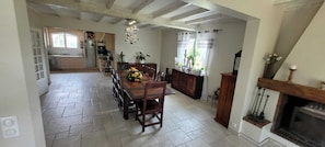 Dining - Peaceful haven located between Royan and Bordeaux, offering a variety of activities (Courpignac)