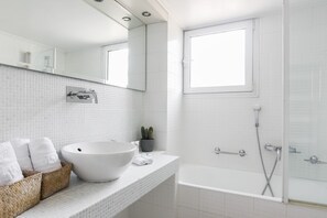 Dusche, Haartrockner, Handtücher