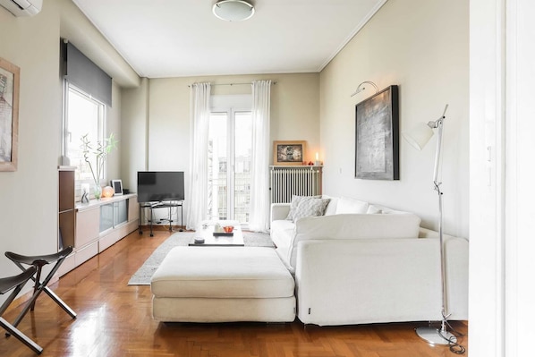 Télévision, lecteur de DVD, chaîne hi-fi, espaces bureaux