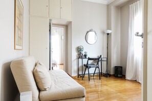 Télévision, lecteur de DVD, chaîne hi-fi, espaces bureaux