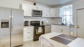 Fridge, microwave, stovetop, dishwasher