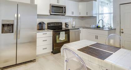 Stroll to Shore: Quaint Condo w/ Deck in Norfolk