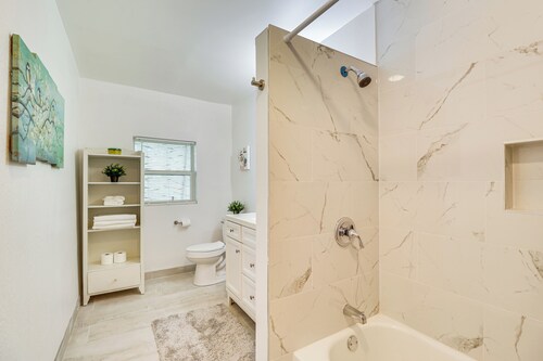 Stroll to Shore: Quaint Condo w/ Deck in Norfolk