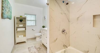 Stroll to Shore: Quaint Condo w/ Deck in Norfolk