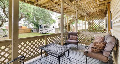 Stroll to Shore: Quaint Condo w/ Deck in Norfolk