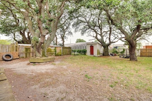 Property grounds - Stroll to Shore: Quaint Condo w/ Deck in Norfolk (Norfolk)