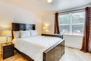 2 bedrooms, desk, iron/ironing board, internet