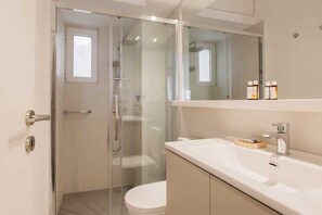 Dusj, hårføner og håndklær