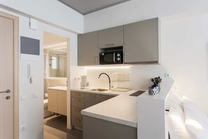 Kühlschrank, Mikrowelle, Wasserkocher mit Kaffee-/Teezubehör