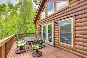 Outdoor dining - Hot Tub & Game Room: Lakefront Cabin in Elk Park! (Elk Park)