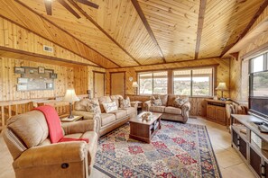 TV, video games, table football, ping pong - Mtn & Golf Course Views: Payson Retreat! (Payson)