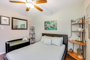 1 bedroom, desk, Internet, bed sheets - 5 Mi to Lewisville Lake: Couple's Retreat w/ Yard (Lewisville)