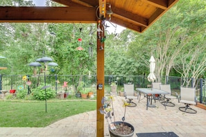 Outdoor dining - 5 Mi to Lewisville Lake: Couple's Retreat w/ Yard (Lewisville)