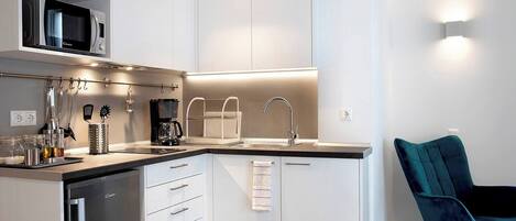 Kühlschrank, Mikrowelle, Wasserkocher mit Kaffee-/Teezubehör