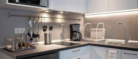 ثلاجة، ميكروويف، ماكينة لصنع القهوة/الشاي، مستلزمات طهي/أطباق/أوعية