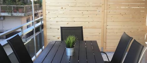 تناول الطعام بالخارج