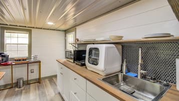 冷蔵庫、電子レンジ、食器洗い機、コーヒー / ティーメーカー