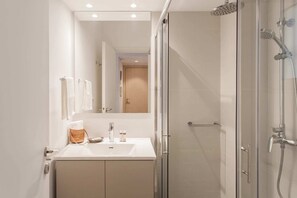 Dusche, Haartrockner, Handtücher