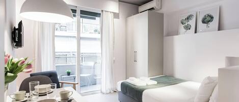 Iron/ironing board, WiFi, bed sheets