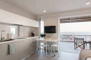 Kühlschrank, Mikrowelle, Wasserkocher mit Kaffee-/Teezubehör, Toaster