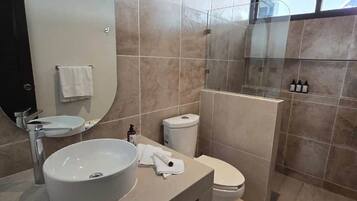 Sèche-cheveux, serviettes fournies, savon, papier toilette