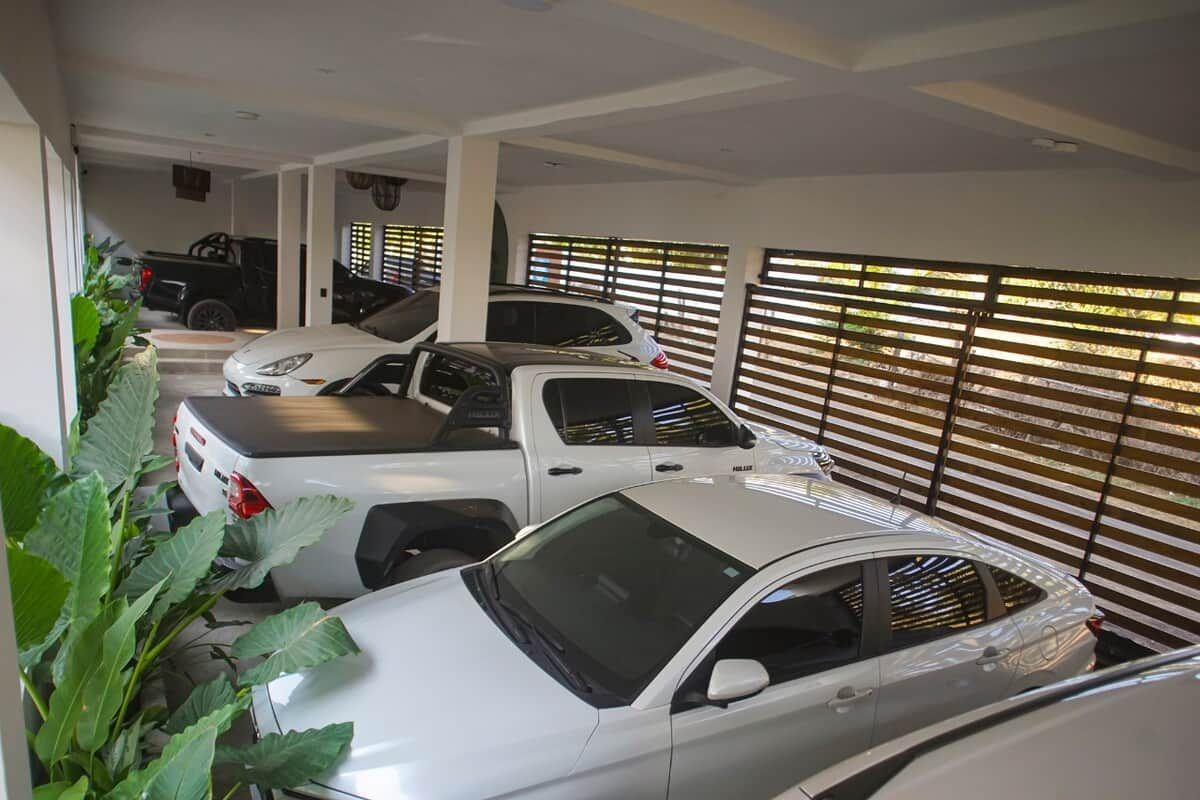 Un estacionamiento con varios coches aparcados.