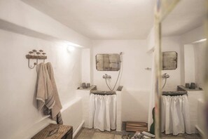 Dusche, Haartrockner, Handtücher