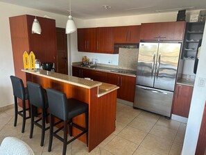 Een koelkast, een microgolfoven, een oven, een kookplaat