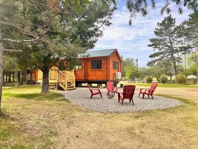 Fishdance Cabin, a Charming 2-bedroom cabin with AC, WiFi in brilliant Ely