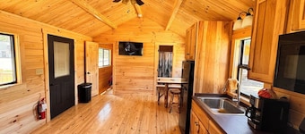 Fishdance Cabin, a Charming 2-bedroom cabin with AC, WiFi in brilliant Ely